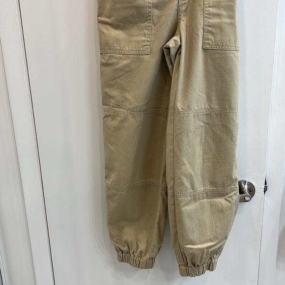 Aritzia Cargo Pants- size XS NEVER WORN - Picture 3 of 3